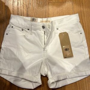 NWT Levi’s mid length mid rise shorts